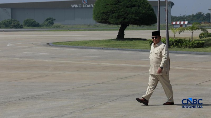 Presiden Prabowo Subianto saat hadir dalam acara Penyerahan Pesawat jet tempur Multi-Role Combat Aircraft (MRCA) Rafale, A400M MRTT, Falcon 8X serta Radar GCI, Smart Weapon Hammer dan Missile Meteor di Lanud Halim Perdana Kusuma, Jakarta, Senin (18/5/2026). (CNBC Indonesia/Muhammad Sabki)