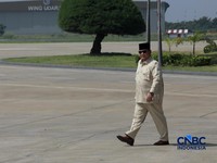 Presiden Prabowo Subianto saat hadir dalam acara Penyerahan Pesawat jet tempur Multi-Role Combat Aircraft (MRCA) Rafale, A400M MRTT, Falcon 8X serta Radar GCI, Smart Weapon Hammer dan Missile Meteor di Lanud Halim Perdana Kusuma, Jakarta, Senin (18/5