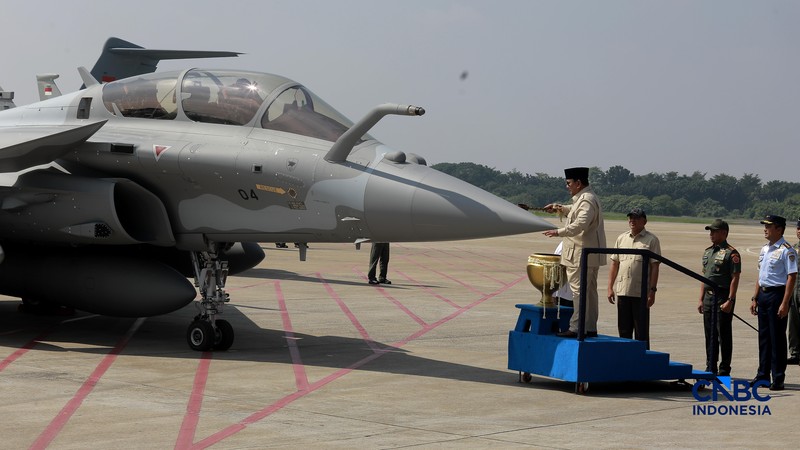 Presiden Prabowo Subianto saat hadir dalam acara Penyerahan Pesawat jet tempur Multi-Role Combat Aircraft (MRCA) Rafale, A400M MRTT, Falcon 8X serta Radar GCI, Smart Weapon Hammer dan Missile Meteor di Lanud Halim Perdana Kusuma, Jakarta, Senin (18/5/2026). (CNBC Indonesia/Muhammad Sabki)