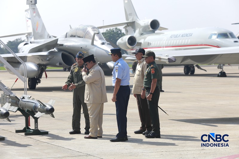 Presiden Prabowo Subianto saat hadir dalam acara Penyerahan Pesawat jet tempur Multi-Role Combat Aircraft (MRCA) Rafale, A400M MRTT, Falcon 8X serta Radar GCI, Smart Weapon Hammer dan Missile Meteor di Lanud Halim Perdana Kusuma, Jakarta, Senin (18/5/2026). (CNBC Indonesia/Muhammad Sabki)