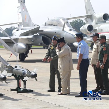 Momen Prabowo Pamer Jet-Jet Tempur Baru RI, Siram Air Kembang