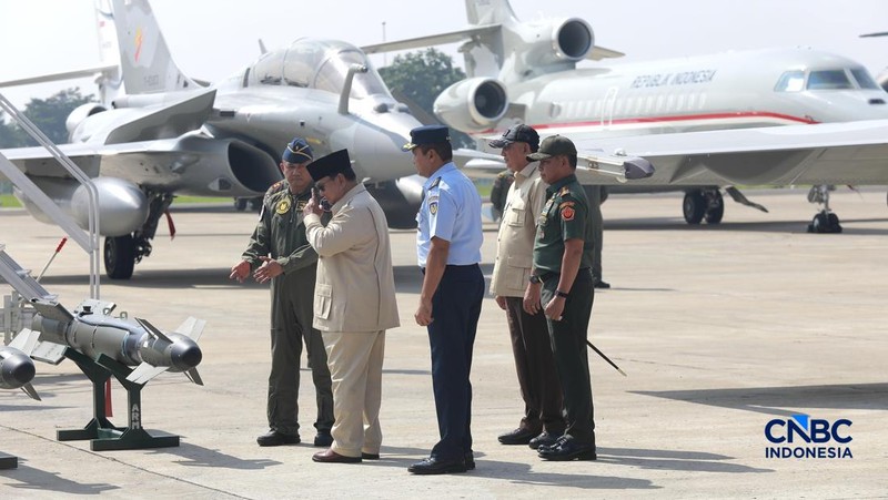 Presiden Prabowo Subianto saat hadir dalam acara Penyerahan Pesawat jet tempur Multi-Role Combat Aircraft (MRCA) Rafale, A400M MRTT, Falcon 8X serta Radar GCI, Smart Weapon Hammer dan Missile Meteor di Lanud Halim Perdana Kusuma, Jakarta, Senin (18/5/2026). (CNBC Indonesia/Muhammad Sabki)