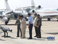 Presiden Prabowo Subianto saat hadir dalam acara Penyerahan Pesawat jet tempur Multi-Role Combat Aircraft (MRCA) Rafale, A400M MRTT, Falcon 8X serta Radar GCI, Smart Weapon Hammer dan Missile Meteor di Lanud Halim Perdana Kusuma, Jakarta, Senin (18/5