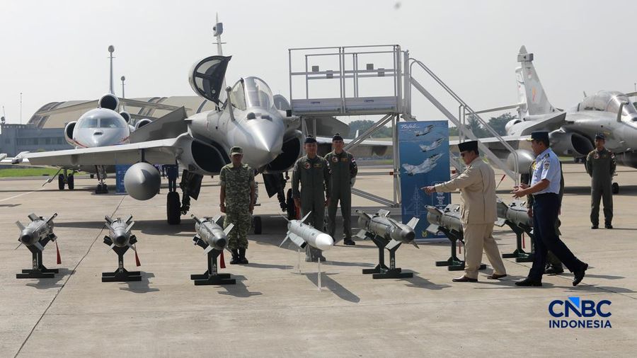 Presiden Prabowo Subianto saat hadir dalam acara Penyerahan Pesawat jet tempur Multi-Role Combat Aircraft (MRCA) Rafale, A400M MRTT, Falcon 8X serta Radar GCI, Smart Weapon Hammer dan Missile Meteor di Lanud Halim Perdana Kusuma, Jakarta, Senin (18/5/2026). (CNBC Indonesia/Muhammad Sabki)