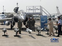 Presiden Prabowo Subianto saat hadir dalam acara Penyerahan Pesawat jet tempur Multi-Role Combat Aircraft (MRCA) Rafale, A400M MRTT, Falcon 8X serta Radar GCI, Smart Weapon Hammer dan Missile Meteor di Lanud Halim Perdana Kusuma, Jakarta, Senin (18/5