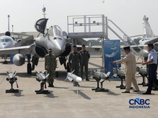 Presiden Prabowo Subianto saat hadir dalam acara Penyerahan Pesawat jet tempur Multi-Role Combat Aircraft (MRCA) Rafale, A400M MRTT, Falcon 8X serta Radar GCI, Smart Weapon Hammer dan Missile Meteor di Lanud Halim Perdana Kusuma, Jakarta, Senin (18/5