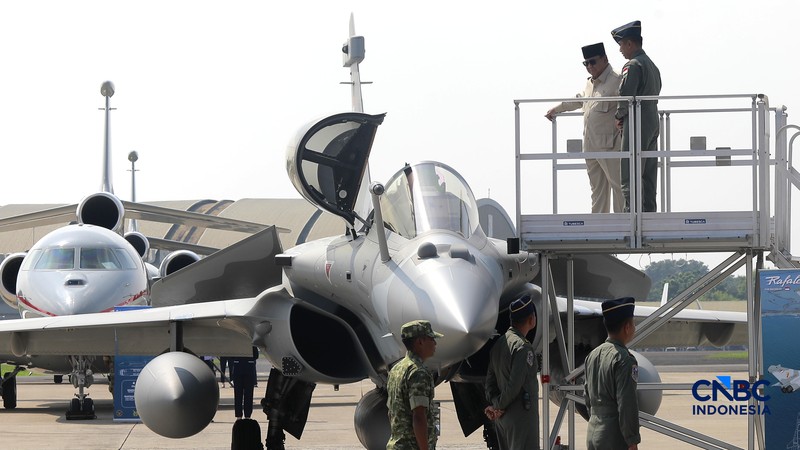 Presiden Prabowo Subianto saat hadir dalam acara Penyerahan Pesawat jet tempur Multi-Role Combat Aircraft (MRCA) Rafale, A400M MRTT, Falcon 8X serta Radar GCI, Smart Weapon Hammer dan Missile Meteor di Lanud Halim Perdana Kusuma, Jakarta, Senin (18/5/2026). (CNBC Indonesia/Muhammad Sabki)