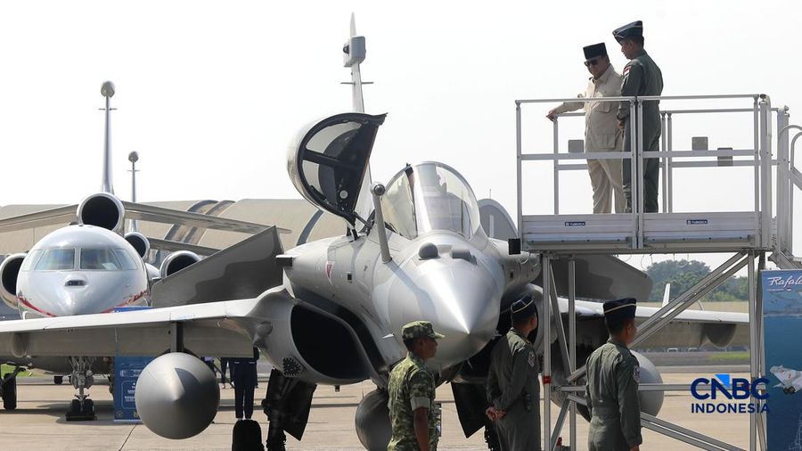 Presiden Prabowo Subianto saat hadir dalam acara Penyerahan Pesawat jet tempur Multi-Role Combat Aircraft (MRCA) Rafale, A400M MRTT, Falcon 8X serta Radar GCI, Smart Weapon Hammer dan Missile Meteor di Lanud Halim Perdana Kusuma, Jakarta, Senin (18/5/2026). (CNBC Indonesia/Muhammad Sabki)