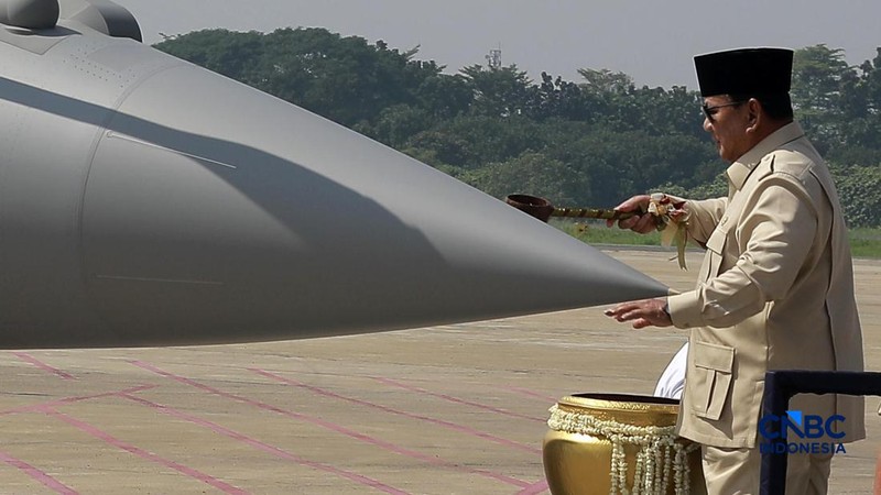 Presiden Prabowo Subianto saat hadir dalam acara Penyerahan Pesawat jet tempur Multi-Role Combat Aircraft (MRCA) Rafale, A400M MRTT, Falcon 8X serta Radar GCI, Smart Weapon Hammer dan Missile Meteor di Lanud Halim Perdana Kusuma, Jakarta, Senin (18/5/2026). (CNBC Indonesia/Muhammad Sabki)