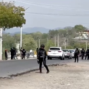 Sedikitnya 10 orang, termasuk seorang anak di bawah umur, tewas dalam serangan bersenjata di negara bagian Puebla, Meksiko, pada Minggu (17/5/2026). (Tangkapan Layar Video Reuters)