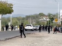 Sedikitnya 10 orang, termasuk seorang anak di bawah umur, tewas dalam serangan bersenjata di negara bagian Puebla, Meksiko, pada Minggu (17/5/2026). (Tangkapan Layar Video Reuters)