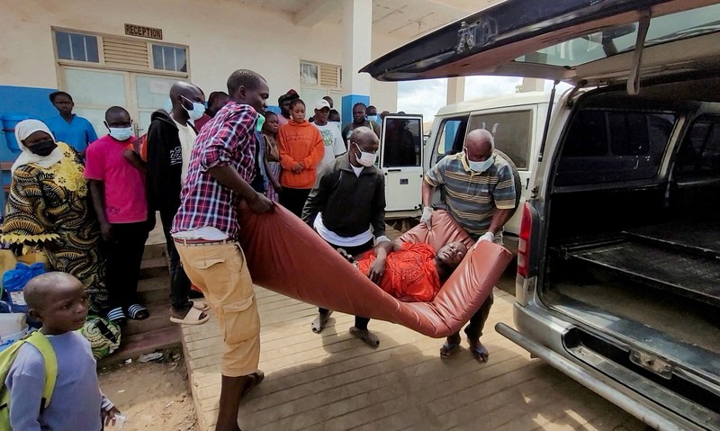 Seorang pria digendong keluar dari ambulans saat tiba di Rumah Sakit Rujukan Umum Bunia setelah dikonfirmasinya wabah Ebola yang melibatkan strain Bundibugyo di Bunia, provinsi Ituri, Republik Demokratik Kongo, 16 Mei 2026. (REUTERS/Victoire Mukenge)