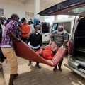 Seorang pria digendong keluar dari ambulans saat tiba di Rumah Sakit Rujukan Umum Bunia setelah dikonfirmasinya wabah Ebola yang melibatkan strain Bundibugyo di Bunia, provinsi Ituri, Republik Demokratik Kongo, 16 Mei 2026. (REUTERS/Victoire Mukenge)