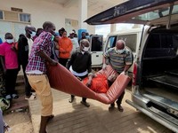 Seorang pria digendong keluar dari ambulans saat tiba di Rumah Sakit Rujukan Umum Bunia setelah dikonfirmasinya wabah Ebola yang melibatkan strain Bundibugyo di Bunia, provinsi Ituri, Republik Demokratik Kongo, 16 Mei 2026. (REUTERS/Victoire Mukenge)