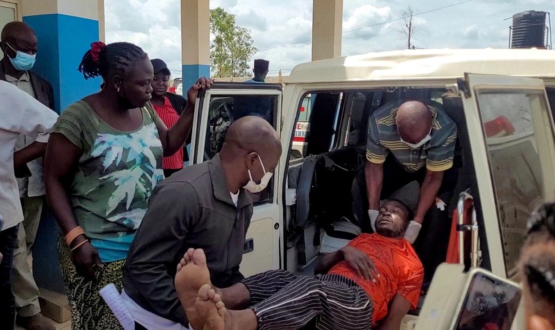 Seorang pria digendong keluar dari ambulans saat tiba di Rumah Sakit Rujukan Umum Bunia setelah dikonfirmasinya wabah Ebola yang melibatkan strain Bundibugyo di Bunia, provinsi Ituri, Republik Demokratik Kongo, 16 Mei 2026. (REUTERS/Victoire Mukenge)