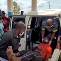 Seorang pria digendong keluar dari ambulans saat tiba di Rumah Sakit Rujukan Umum Bunia setelah dikonfirmasinya wabah Ebola yang melibatkan strain Bundibugyo di Bunia, provinsi Ituri, Republik Demokratik Kongo, 16 Mei 2026. (REUTERS/Victoire Mukenge)