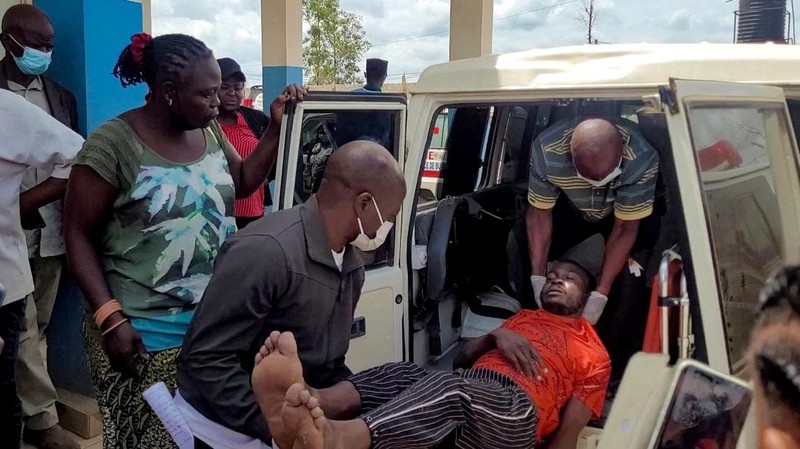Seorang pria digendong keluar dari ambulans saat tiba di Rumah Sakit Rujukan Umum Bunia setelah dikonfirmasinya wabah Ebola yang melibatkan strain Bundibugyo di Bunia, provinsi Ituri, Republik Demokratik Kongo, 16 Mei 2026. (REUTERS/Victoire Mukenge)