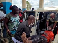 Seorang pria digendong keluar dari ambulans saat tiba di Rumah Sakit Rujukan Umum Bunia setelah dikonfirmasinya wabah Ebola yang melibatkan strain Bundibugyo di Bunia, provinsi Ituri, Republik Demokratik Kongo, 16 Mei 2026. (REUTERS/Victoire Mukenge)