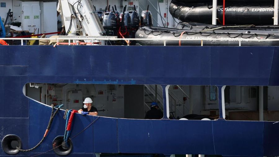 Seorang pria memperhatikan kapal pesiar MV Hondius, yang terkena wabah hantavirus, tiba untuk didesinfeksi di Pelabuhan Rotterdam, Belanda, 18 Mei 2026.