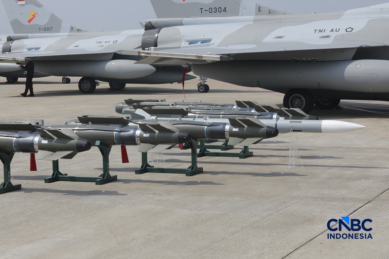 Pesawat jet tempur Multi-Role Combat Aircraft (MRCA) Rafale, A400M MRTT, Falcon 8X, Smart Weapon Hammer dan Missile Meteor di Lanud Halim Perdana Kusuma, Jakarta, Senin (18/5/2026). (CNBC Indonesia/Muhammad Sabki)
