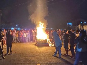 Viral Warga Dobrak Rumah-Bakar Mesin Judi di Karo, Jalan Diblokade