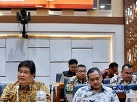 Apindo melakukan rapat kerja dengan Panja RUU Ketenagakerjaan Komisi IX DPR RI turut hadir Ketua Bidang Ketenagakerjaan Apindo Bob Azam dan Ketua Komite Ketenagakerjaan Apindo Subchan Gatot. (CNBC Indonesia/Chandra Dwi Pranata)