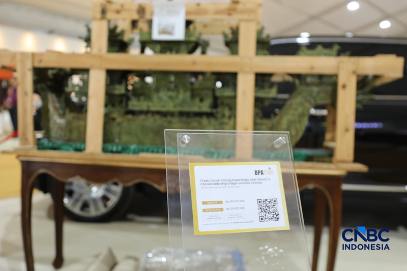 Replika kursi firaun yang dilelang dalam pameran BPA Fair, Ragunan, Pasar Minggu, Jakarta, Selasa (19/5/2026). (CNBC Indonesia/Tri Susilo)