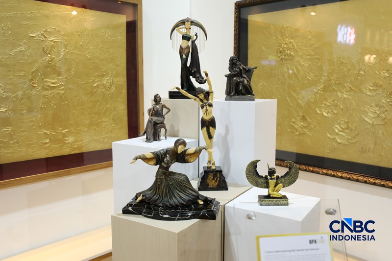 Replika kursi firaun yang dilelang dalam pameran BPA Fair, Ragunan, Pasar Minggu, Jakarta, Selasa (19/5/2026). (CNBC Indonesia/Tri Susilo)