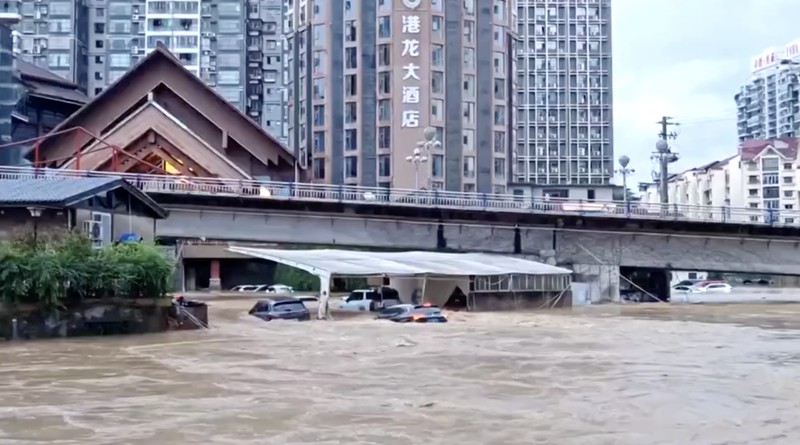 Hujan deras yang mengguyur provinsi Guizhou, China, menyebabkan Sungai Jian meluap dan memicu banjir besar pada Selasa (19/5/2026). (Tangkapan Layar Video Reuters/SOCIAL MEDIA)