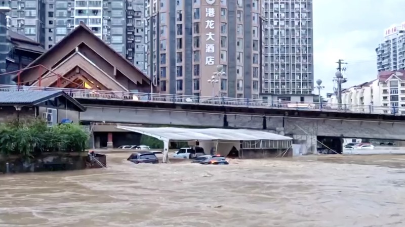Hujan deras yang mengguyur provinsi Guizhou, China, menyebabkan Sungai Jian meluap dan memicu banjir besar pada Selasa (19/5/2026). (Tangkapan Layar Video Reuters/SOCIAL MEDIA)