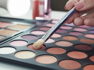 Video: Pemula Wajib Tahu! Trik Pakai Eyeshadow Rapi Cuma Modal Cotton Bud