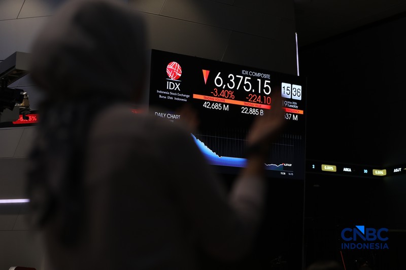 Ilustrasi orang berdoa dengan latar belakang Bursa Saham Indonesia di Bursa Efek Indonesia, Jakarta, Selasa (19/5/2026). (CNBC Indonesia/Tri Susilo)