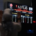 Ilustrasi orang berdoa dengan latar belakang Bursa Saham Indonesia di Bursa Efek Indonesia, Jakarta, Selasa (19/5/2026). (CNBC Indonesia/Tri Susilo)