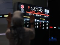 Ilustrasi orang berdoa dengan latar belakang Bursa Saham Indonesia di Bursa Efek Indonesia, Jakarta, Selasa (19/5/2026). (CNBC Indonesia/Tri Susilo)