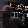 Ilustrasi orang berdoa dengan latar belakang Bursa Saham Indonesia di Bursa Efek Indonesia, Jakarta, Selasa (19/5/2026). (CNBC Indonesia/Tri Susilo)