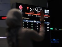 Ilustrasi orang berdoa dengan latar belakang Bursa Saham Indonesia di Bursa Efek Indonesia, Jakarta, Selasa (19/5/2026). (CNBC Indonesia/Tri Susilo)