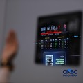 Ilustrasi orang berdoa dengan latar belakang Bursa Saham Indonesia di Bursa Efek Indonesia, Jakarta, Selasa (19/5/2026). (CNBC Indonesia/Tri Susilo)