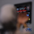 Ilustrasi orang berdoa dengan latar belakang Bursa Saham Indonesia di Bursa Efek Indonesia, Jakarta, Selasa (19/5/2026). (CNBC Indonesia/Tri Susilo)