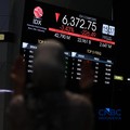 Ilustrasi orang berdoa dengan latar belakang Bursa Saham Indonesia di Bursa Efek Indonesia, Jakarta, Selasa (19/5/2026). (CNBC Indonesia/Tri Susilo)