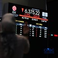 Ilustrasi orang berdoa dengan latar belakang Bursa Saham Indonesia di Bursa Efek Indonesia, Jakarta, Selasa (19/5/2026). (CNBC Indonesia/Tri Susilo)