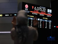 Ilustrasi orang berdoa dengan latar belakang Bursa Saham Indonesia di Bursa Efek Indonesia, Jakarta, Selasa (19/5/2026). (CNBC Indonesia/Tri Susilo)