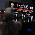 Ilustrasi orang berdoa dengan latar belakang Bursa Saham Indonesia di Bursa Efek Indonesia, Jakarta, Selasa (19/5/2026). (CNBC Indonesia/Tri Susilo)