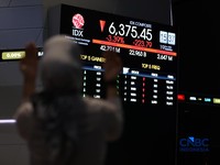 Ilustrasi orang berdoa dengan latar belakang Bursa Saham Indonesia di Bursa Efek Indonesia, Jakarta, Selasa (19/5/2026). (CNBC Indonesia/Tri Susilo)