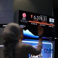 Ilustrasi orang berdoa dengan latar belakang Bursa Saham Indonesia di Bursa Efek Indonesia, Jakarta, Selasa (19/5/2026). (CNBC Indonesia/Tri Susilo)