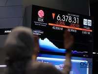 Ilustrasi orang berdoa dengan latar belakang Bursa Saham Indonesia di Bursa Efek Indonesia, Jakarta, Selasa (19/5/2026). (CNBC Indonesia/Tri Susilo)