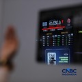 Ilustrasi orang berdoa dengan latar belakang Bursa Saham Indonesia di Bursa Efek Indonesia, Jakarta, Selasa (19/5/2026). (CNBC Indonesia/Tri Susilo)