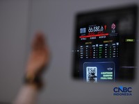 Ilustrasi orang berdoa dengan latar belakang Bursa Saham Indonesia di Bursa Efek Indonesia, Jakarta, Selasa (19/5/2026). (CNBC Indonesia/Tri Susilo)