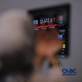 Ilustrasi orang berdoa dengan latar belakang Bursa Saham Indonesia di Bursa Efek Indonesia, Jakarta, Selasa (19/5/2026). (CNBC Indonesia/Tri Susilo)