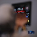 Ilustrasi orang berdoa dengan latar belakang Bursa Saham Indonesia di Bursa Efek Indonesia, Jakarta, Selasa (19/5/2026). (CNBC Indonesia/Tri Susilo)