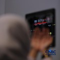Ilustrasi orang berdoa dengan latar belakang Bursa Saham Indonesia di Bursa Efek Indonesia, Jakarta, Selasa (19/5/2026). (CNBC Indonesia/Tri Susilo)
